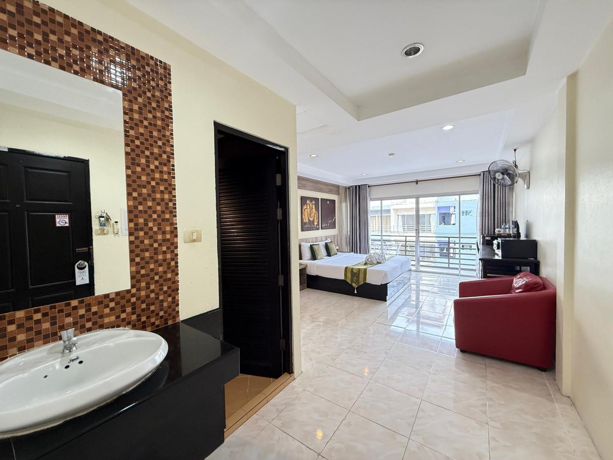 Thai Classic House Patong Экстерьер фото